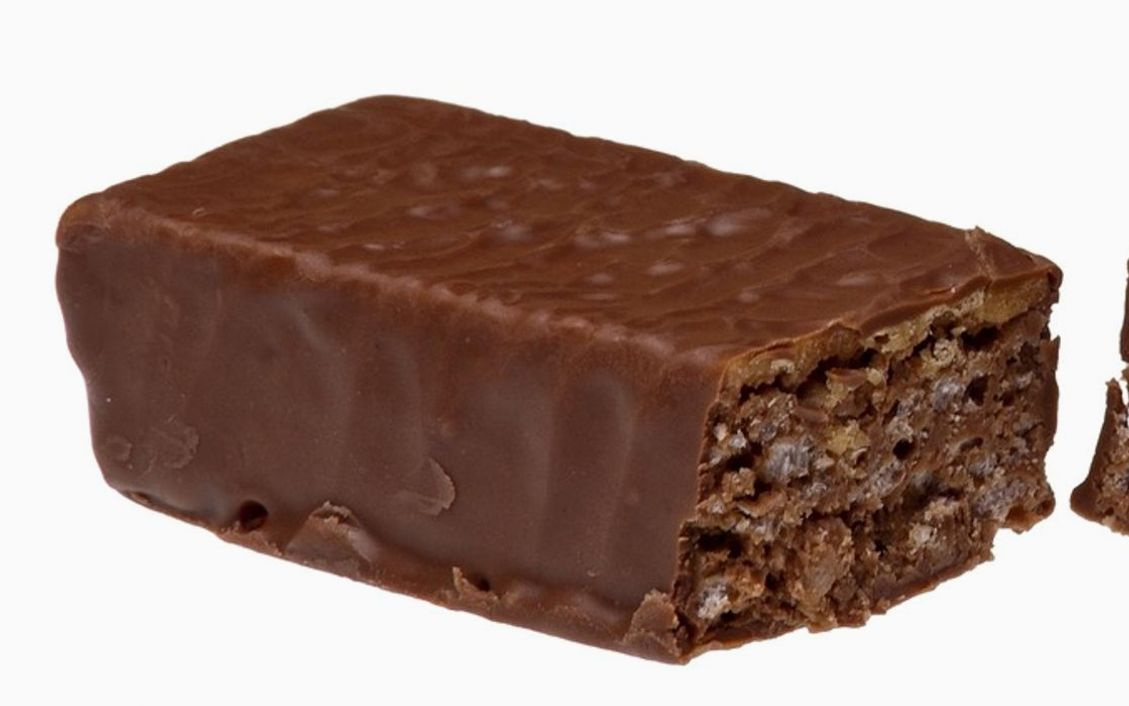 Un bombón de chocolate con canela en un plato, recién elaborado